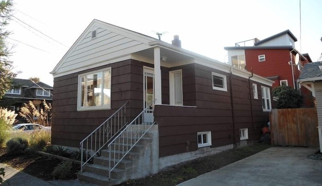 BEAUTIFUL ALKI BEACH COTTAGE 1/2 BLOCK TO BEACH 2 BR + 2 BATH