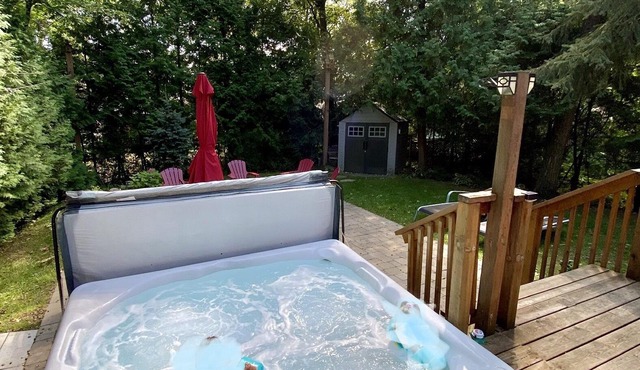 Beautiful All Season Cottage with a Hot Tub