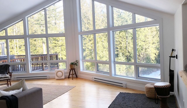 Beautiful and bright 4 bdrm chalet. Extreme comfort surrounded by nature’s best!