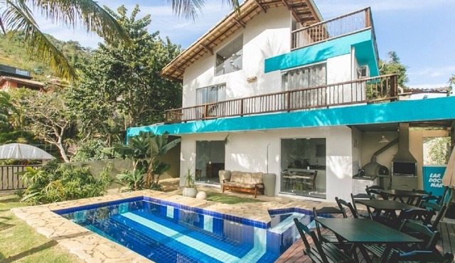 Beautiful and comfortable house overlooking Praia do Curral