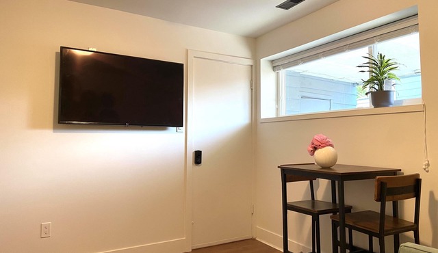 Beautiful and cozy Guest suite in Vancouver, central location