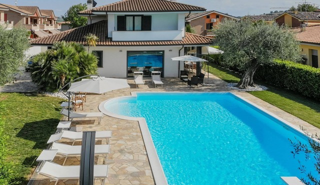 Beautiful and elegant villa with pool in Trecastelli, near Senigallia, only 12 km from the sea