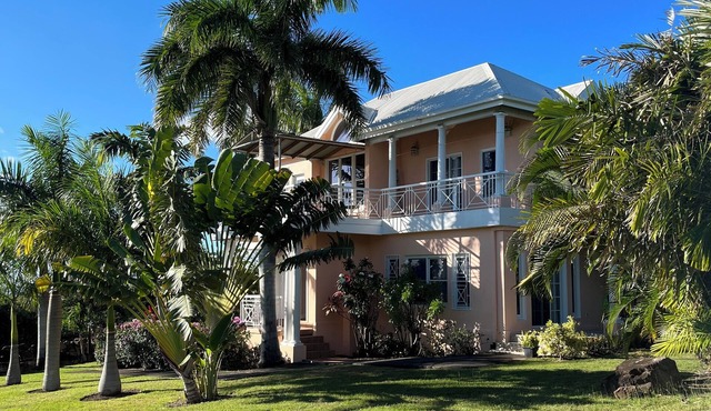 Beautiful and quiet, 1-bedroom villa near Pinney's Beach, with AC