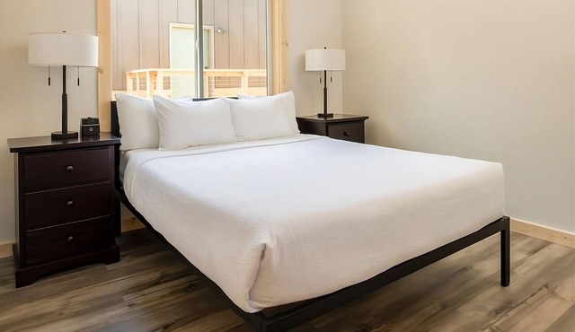 Beautiful and Quiet Spot! 2 Gorgeous Rooms, Pets Allowed, Pool & Free Parking