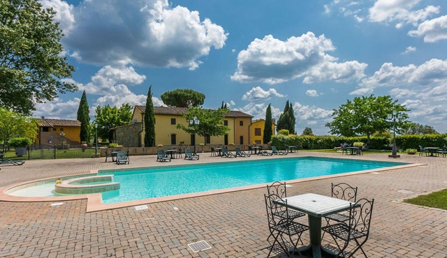 Beautiful apartment in villa for 6 people with pool, A/C, WIFI, TV and parking
