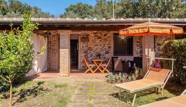 Beautiful apartment in villa for 4 guests with WIFI, A/C, TV, terrace and pets allowed