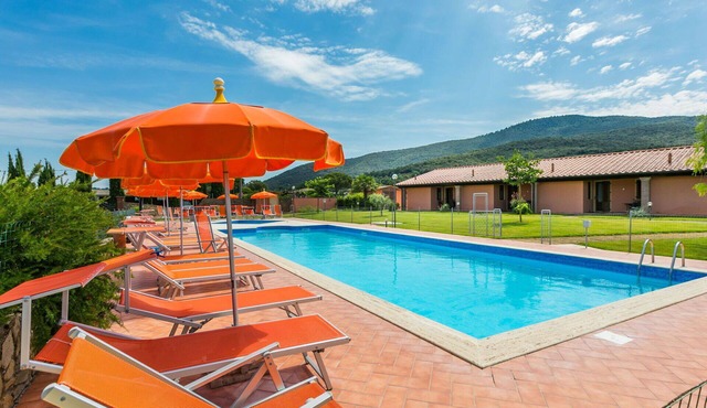 Beautiful apartment in villa for 6 people with pool, WIFI, A/C, TV, terrace and pets allowed