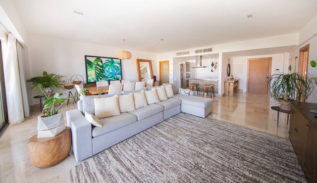 Beautiful apartment by the beach with incredible views!