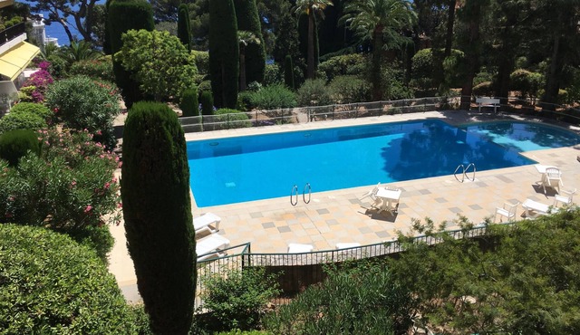 Beautiful apartment by Sea, Plage Mala. Lovely swimming pool & close to Monaco