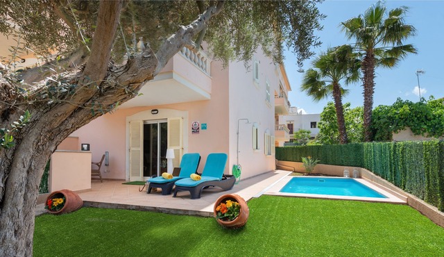 Beautiful apartment with WIFI ground floor with private garden and large terrace