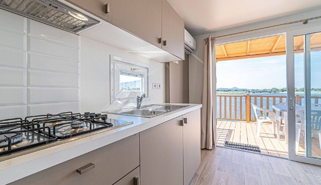 Beautiful apartment in villa for 6 guests with A/C, WIFI, pool, TV and terrace