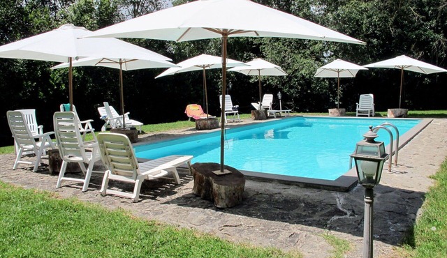 Beautiful apartment in villa for 8 people with WIFI, pool, TV, patio and pets allowed
