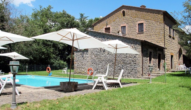 Beautiful apartment in villa for 6 people with pool, WIFI, TV, patio and pets allowed