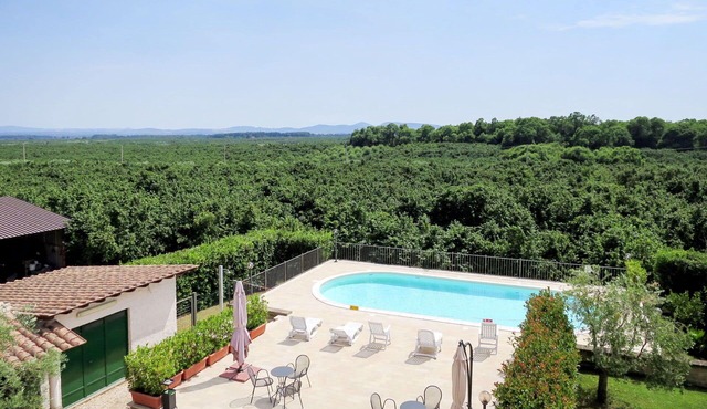 Beautiful apartment in villa for 7 people with WIFI, pool, TV, terrace, pets allowed and parking