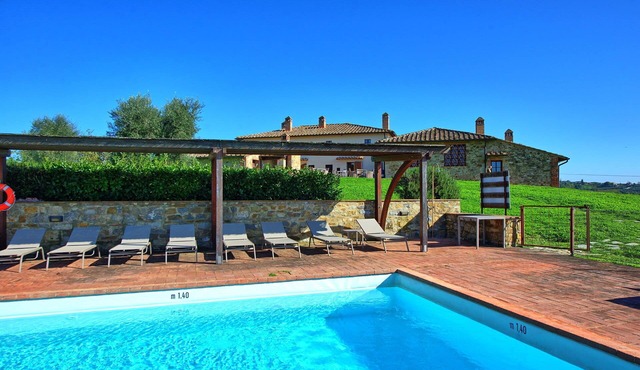 Beautiful apartment for 4 guests with pool, A/C, TV and panoramic view, close to Siena