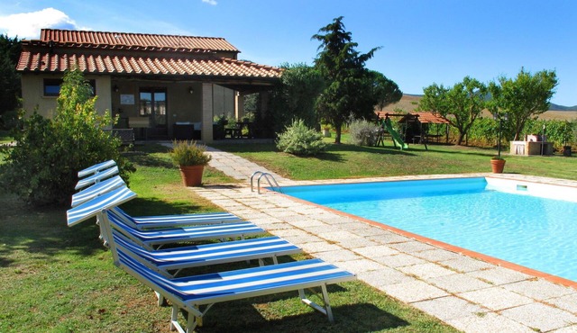 Beautiful apartment in villa for 5 guests with pool, WIFI, TV and patio