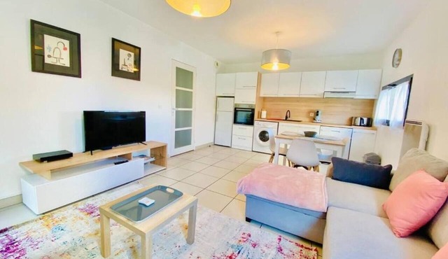 BEAUTIFUL APARTMENT NEAR CV, FULLY EQUIPPED FOR 4 PEOPLE, PARKING, ELEVATOR, BALCONY