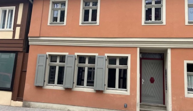 Beautiful apartment on the ground floor, best city center location near the market square, with own parking space