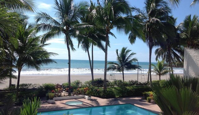 Beautiful Apartment steps away from the pool and 20m from the beach