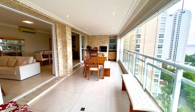 Beautiful apartment with ocean view, on Enseada beach, Guarujá.