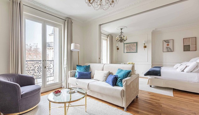 Beautiful Apartment with Eiffel Tower Views for Your Dream Vacation