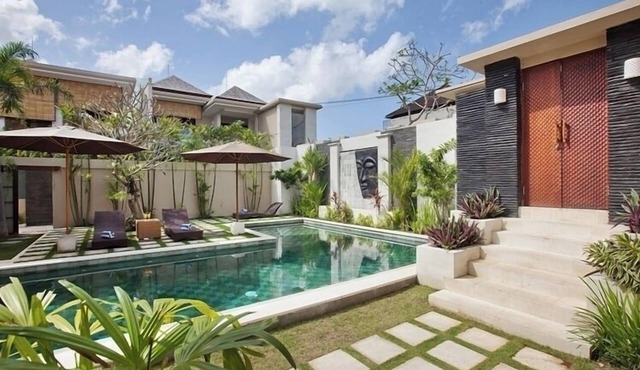 Beautiful appointed, 6 Bedroom Villa, Walk To Batu Belig Beach