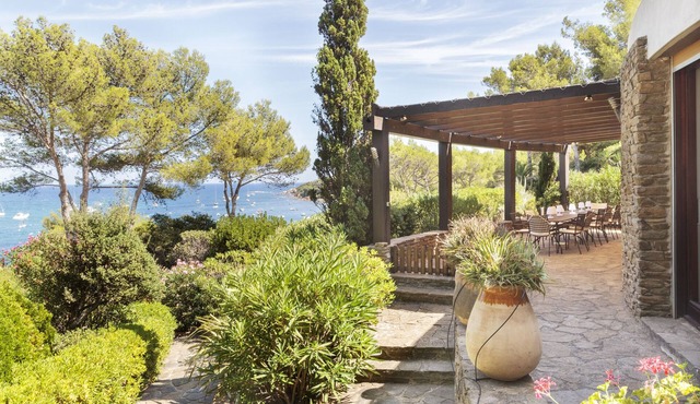Beautiful architect's villa with sea views on the private plot of Bénat