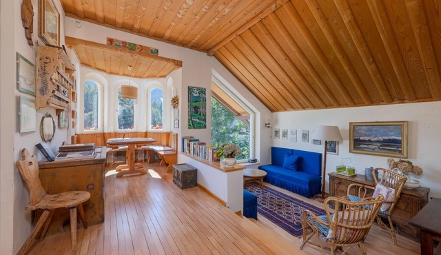Beautiful & Authentic Chalet ~ Scenic Dolomite View (6 BEDROOMS)