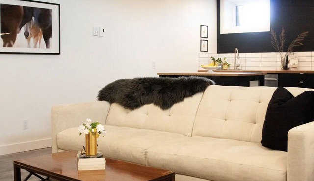 Beautiful Basement Suite -Near Hospital + Downtown