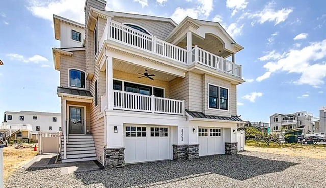 Beautiful Bay Views with gorgeous sunsets. 5 Bdr