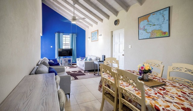 Beautiful spacious 2 bedroom apartment with pool near beach, shops and Golf Club