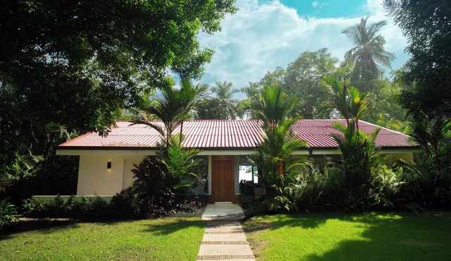 Beautiful Beachfront Home in Esterillos