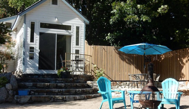 Beautiful Beach front cottage near Nelson, BC