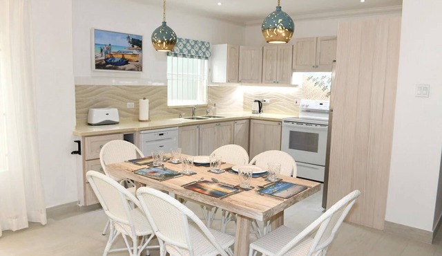 Beautiful Beachfront Apartment: Turtles Nest B