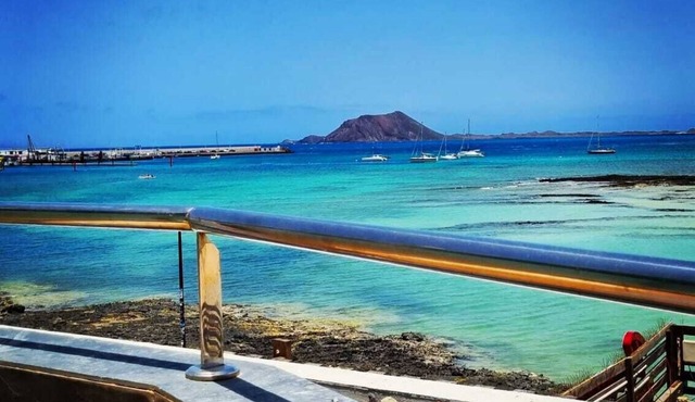 Beautiful Beachfront APTMTO at waters edge with stunning Ocean and Harbour views