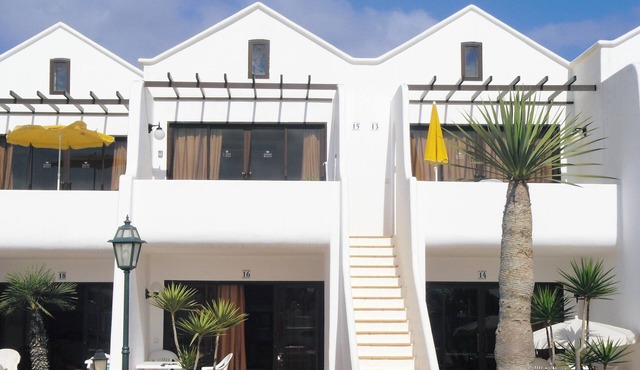 Beautiful beachside apartment with stunning sea views. Seven pools on complex!