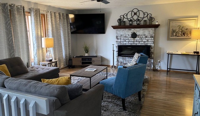 Beautiful Bi-level. Game room with pool table, 5 UHDTVs, WiFi. Central heat/air.