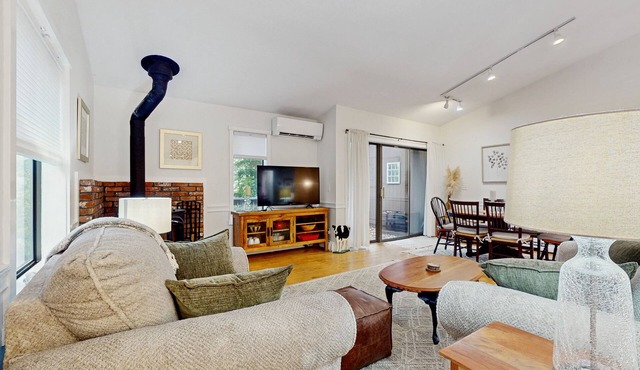 Beautiful bright condo with deck, wifi, kitchen, w/d, bbq, mountain view, TV's