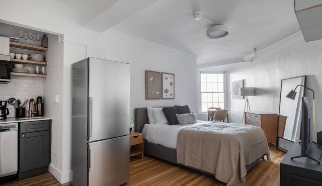 Beautiful Brookline Studio w/Gym, steps to Green Line, by Blueground