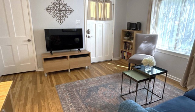 Beautiful bungalow, close to Pasadena.
