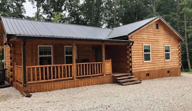Beautiful Cabin 18 miles from RRG - Hot Tub WiFi Fire pit Lake