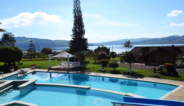 Beautiful Cabin Facing Calima Lake