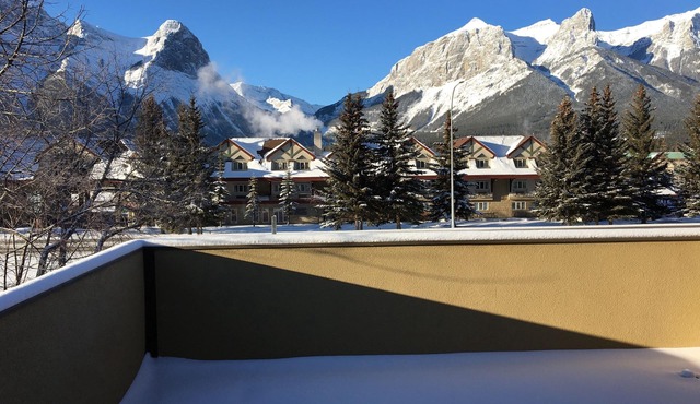 Beautiful Canmore Home with views and walk to DT