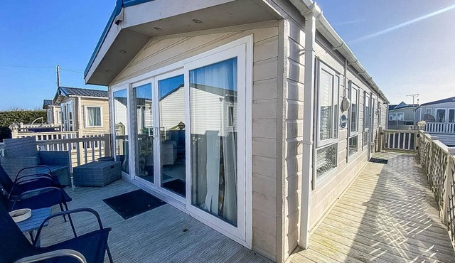 Beautiful caravan at Seaview Holiday Park in Kent ref 47028PB