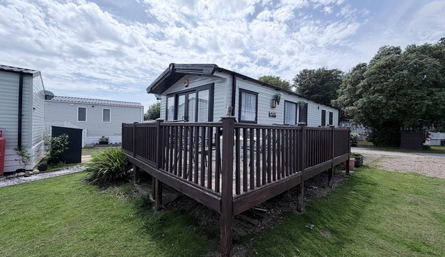 Beautiful caravan for hire with a partial sea view in Suffolk ref 32042AZ