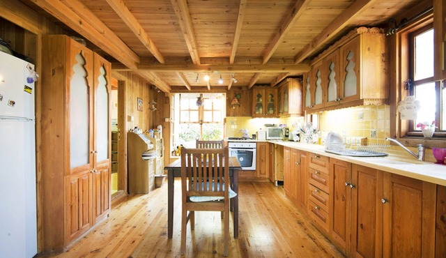 Beautiful cedar chalet for romantic getaways