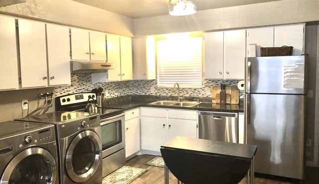 Beautiful centrally located townhome!! 5 minutes to HAFB and Freeport Center!!