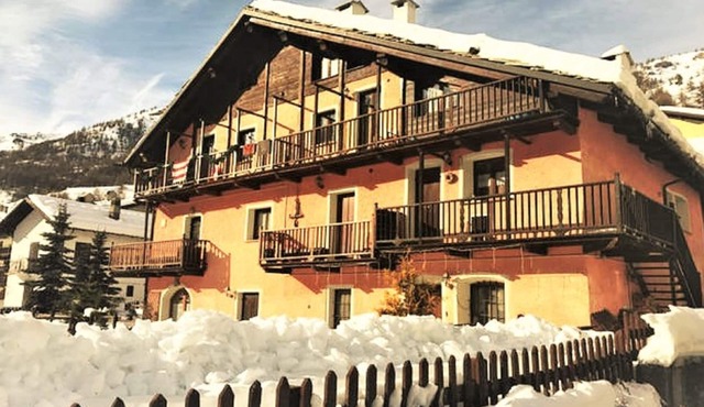 Beautiful chalet with garden and fireplace 10px, on the ski slopes
