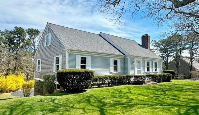 Beautiful Chatham, Sun Sand & Surf. 8/10 mile to beaches ,pet friendly home