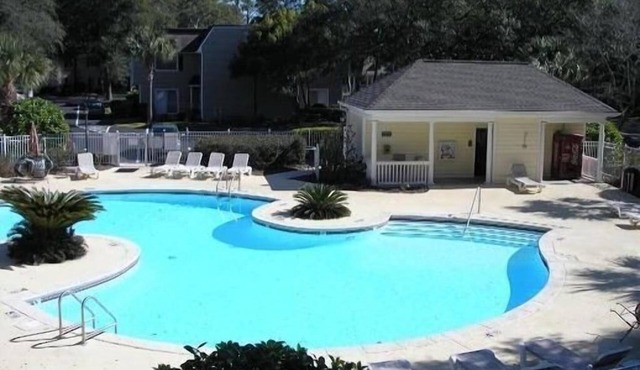 Beautiful, CLEAN, sunny townhouse in Oceanwalk. Walk to village. Two pools